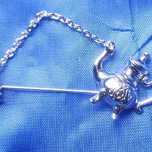 vintage Avon Colonial Teapot stick pin brooch silver tone metal